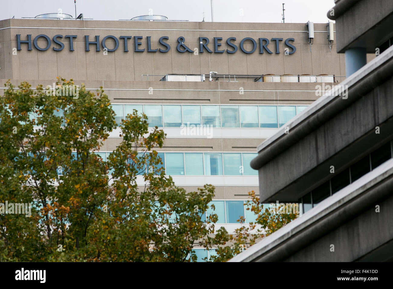 Ein Logo Zeichen außerhalb der Hauptsitz der Host Hotels & Resorts in Bethesda, Maryland am 18. Oktober 2015. Stockfoto