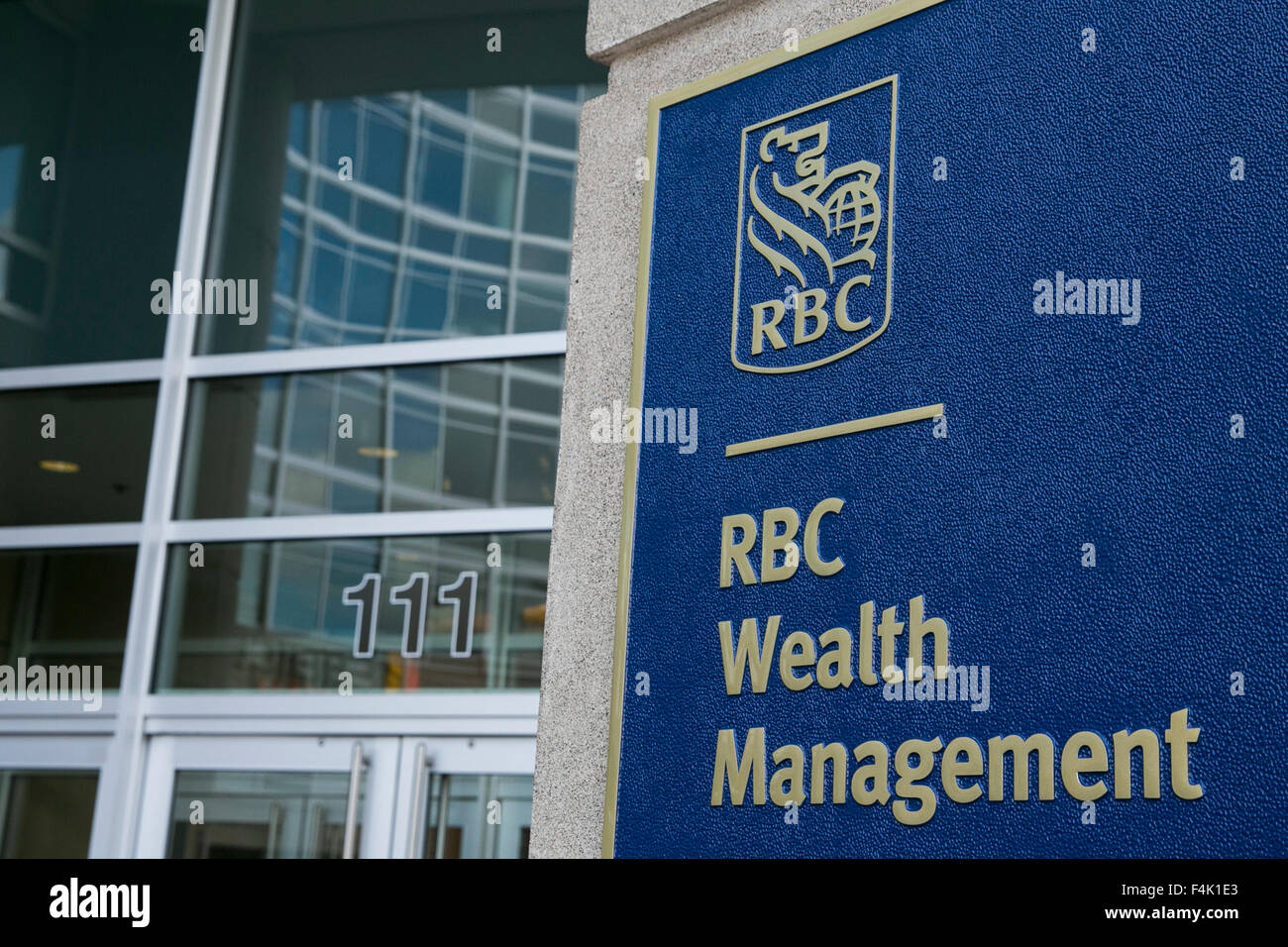 Ein Logo-Zeichen außerhalb eines Bürogebäudes von Royal Bank Of Canada (RBC) Wealth Management in Rockville, Maryland am Oktober besetzt Stockfoto