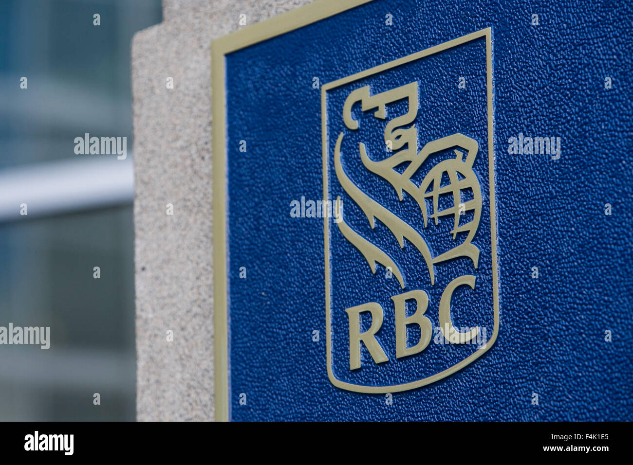 Ein Logo-Zeichen außerhalb eines Bürogebäudes von Royal Bank Of Canada (RBC) Wealth Management in Rockville, Maryland am Oktober besetzt Stockfoto