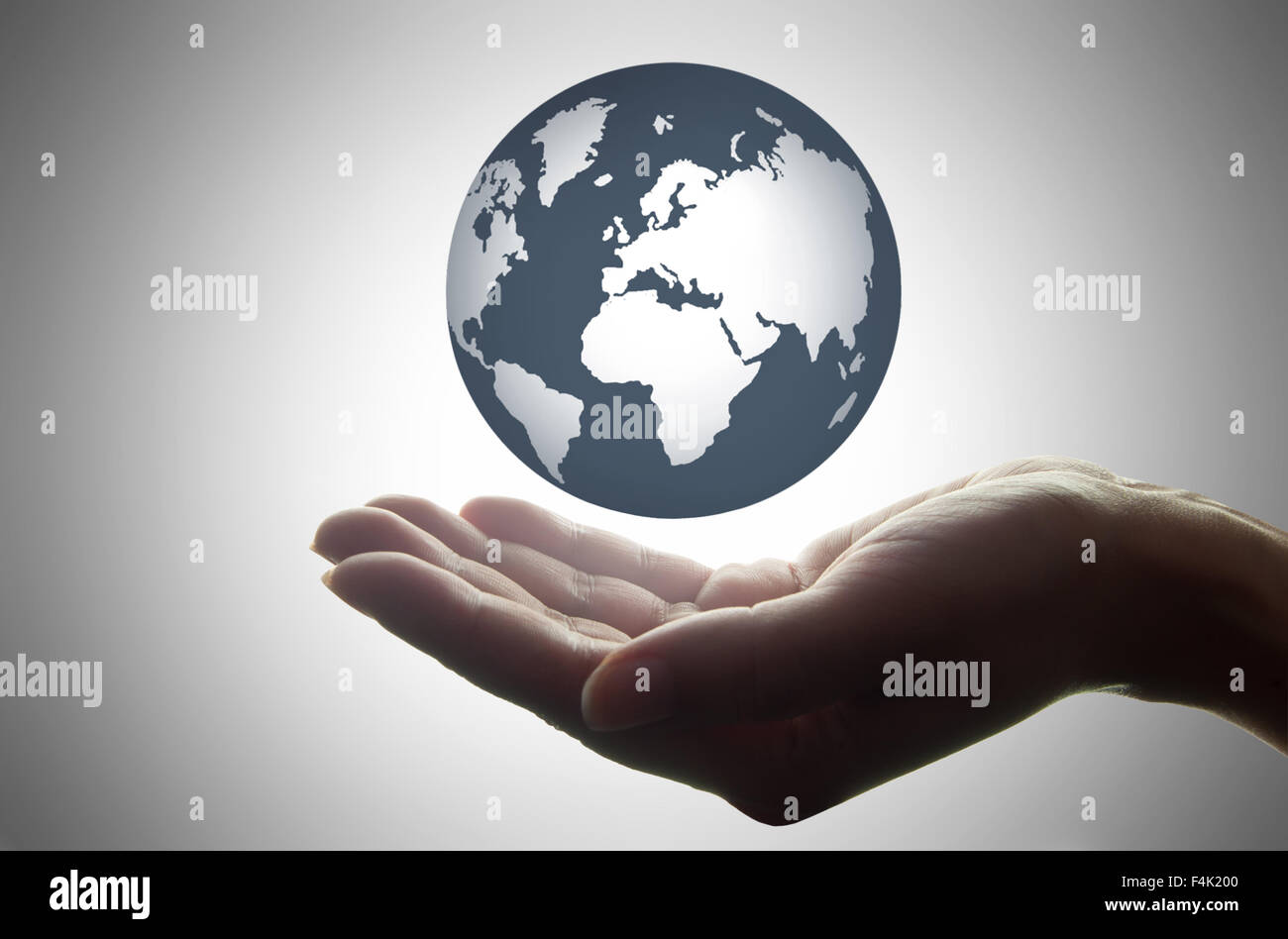 Hand hält eine Atlas-Globus Stockfoto