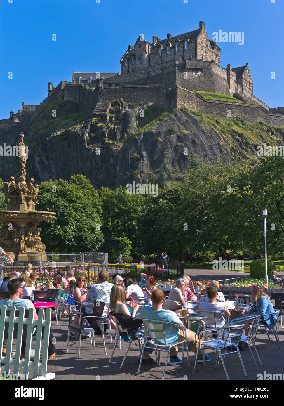 dh PRINCES ST GARDENS EDINBURGH Menschen entspannen Sommer Café Sonnenschein Schloss schottland Sitzgelegenheiten im Freien Tourist Tag City Attraktion Großbritannien Stockfoto