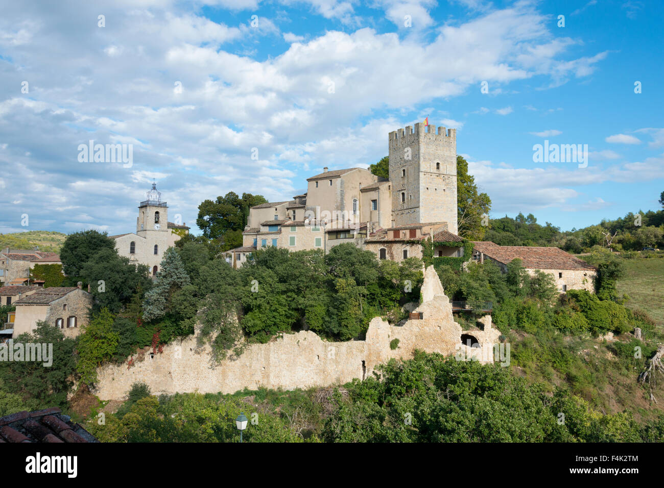 Ein Landschaftsbild der Kirche und der Turm am Esparron-de-Provence-Frankreich Stockfoto