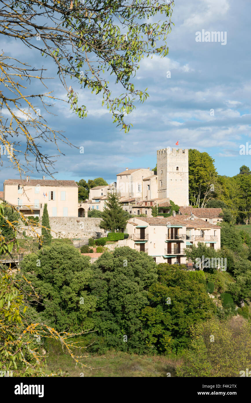 Ein Landschaftsbild der Kirche und der Turm am Esparron-de-Provence-Frankreich Stockfoto