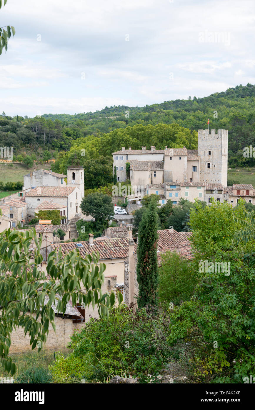 Ein Landschaftsbild der Kirche und der Turm am Esparron-de-Provence-Frankreich Stockfoto