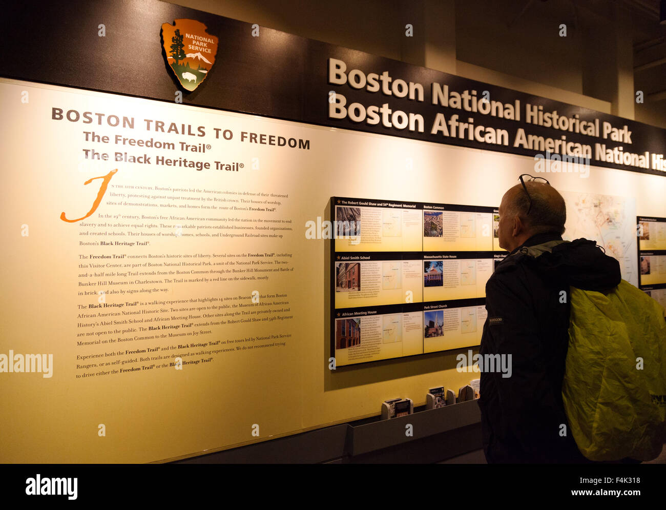 Ein Tourist, Blick auf die Darstellung der Freedom Trail, Faneuil Hall, Boston Massachusetts, USA Stockfoto