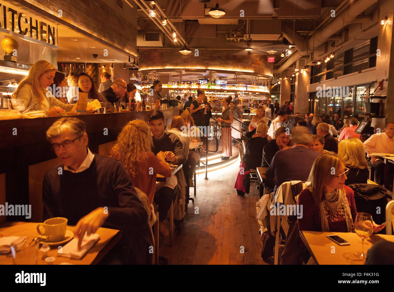 Menschen Essen im beliebten rechtliche Harborside Fischrestaurant, Boston, Massachusetts, USA Stockfoto