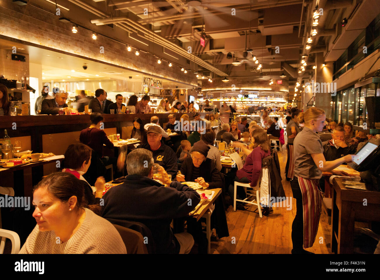 Menschen Essen im beliebten rechtliche Harborside Fischrestaurant, Boston, Massachusetts, USA Stockfoto