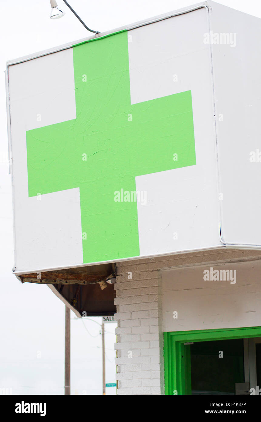 Marihuanaapotheke, A Place To Buy mit einem großen grünen Kreuz. Stockfoto