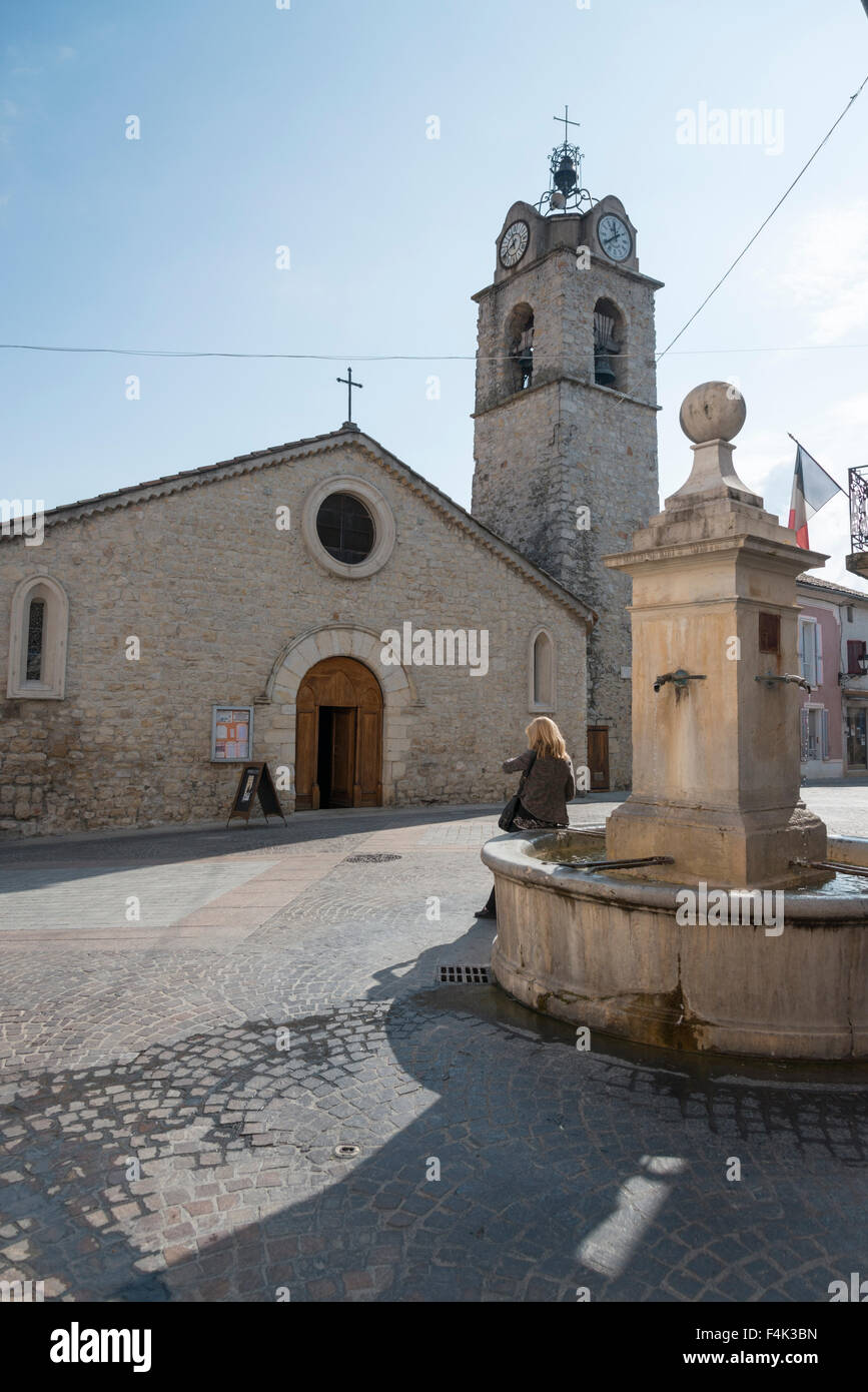 Ein Marktplatz mit Brunnen und Kirche in Greoux Les Bains Provence Frankreich Stockfoto