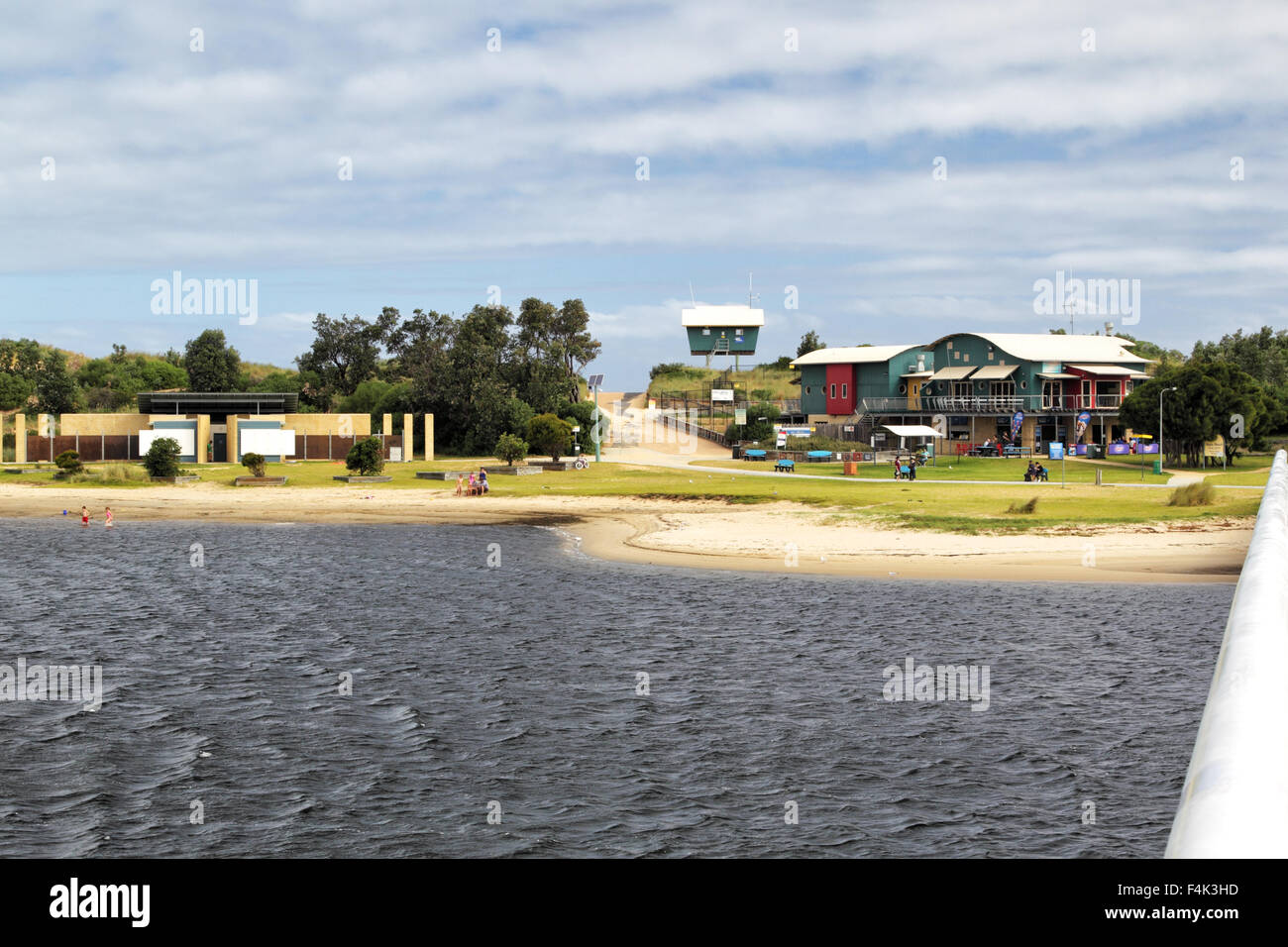 Blick von der Fußgängerbrücke über der Cunninghame Arm des Sees König in Lakes Entrance, Victoria, Australien, verbindet die Stadt La Stockfoto