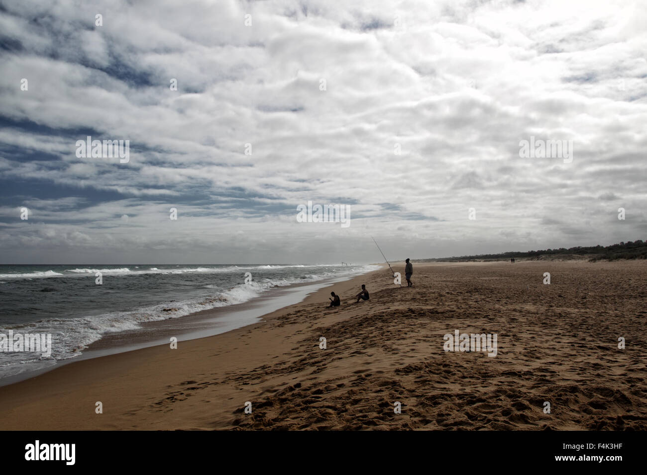 Menschen, die Angeln am Strand in Lakes Entrance, Victoria, Australien. Stockfoto