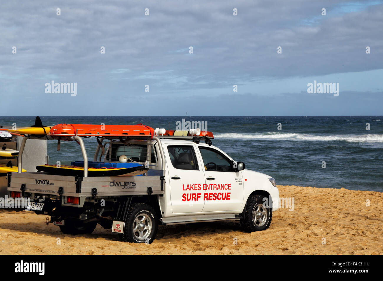 Surfen Sie Rettungsfahrzeug am Strand in Lakes Entrance, Victoria, Australien. Stockfoto