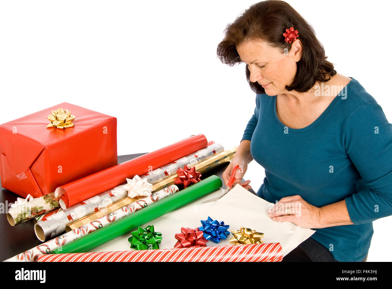 Eine Frau mittleren Alters Weihnachtsgeschenke verpacken Stockfoto