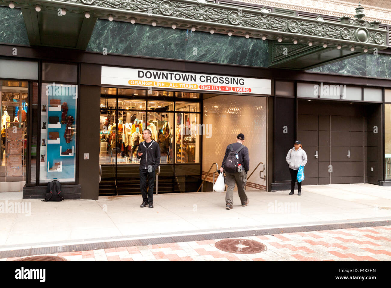 Der Eingang zur Downtown Crossing Station der U-Bahn von Boston, Boston, Massachusetts, USA Stockfoto