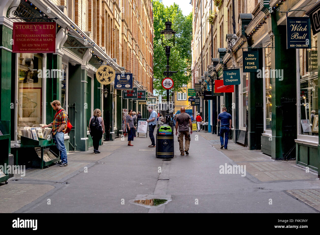 Cecil Court zwischen St Martins Lane und die Charing Cross Road in London Heimat von spezialisierten Anbietern von Bücher, Drucke und Karten Stockfoto