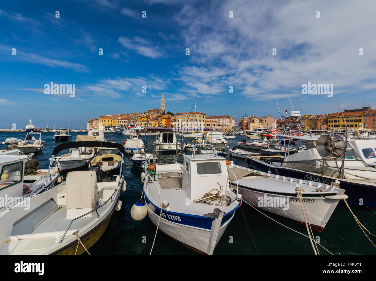 Kleine Boote in den Hafen der venezianischen Altstadt, Rovinj, Kroatien Stockfoto