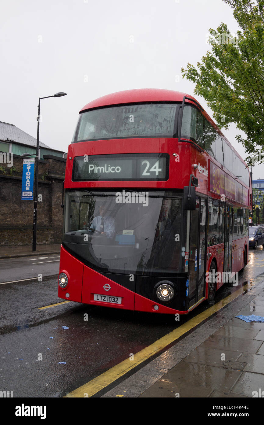 New London rot Routemaster Bus Nr. 24 auf die erste kommerzielle Fahrt in London am 22. Juni 2013 in Camden Town Stockfoto