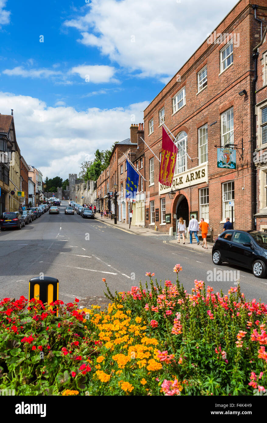 Der High Street in der Innenstadt mit Blick auf das Schloss Arundel, West Sussex, England, UK Stockfoto
