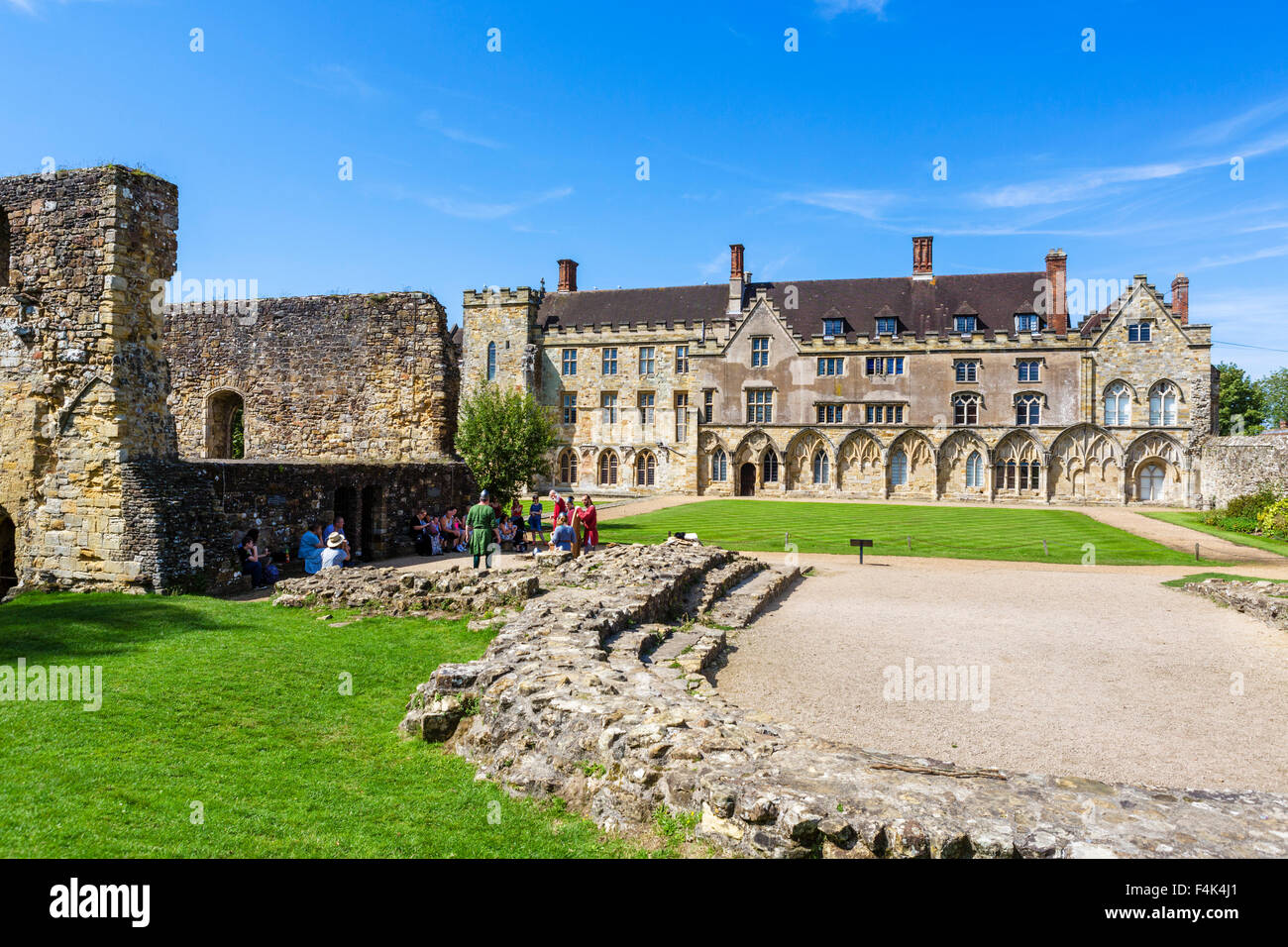 Der Schlafsaal-Bereich auf der linken Seite mit des Abts Burgsaal hinter Battle Abbey, East Sussex England, UK Stockfoto