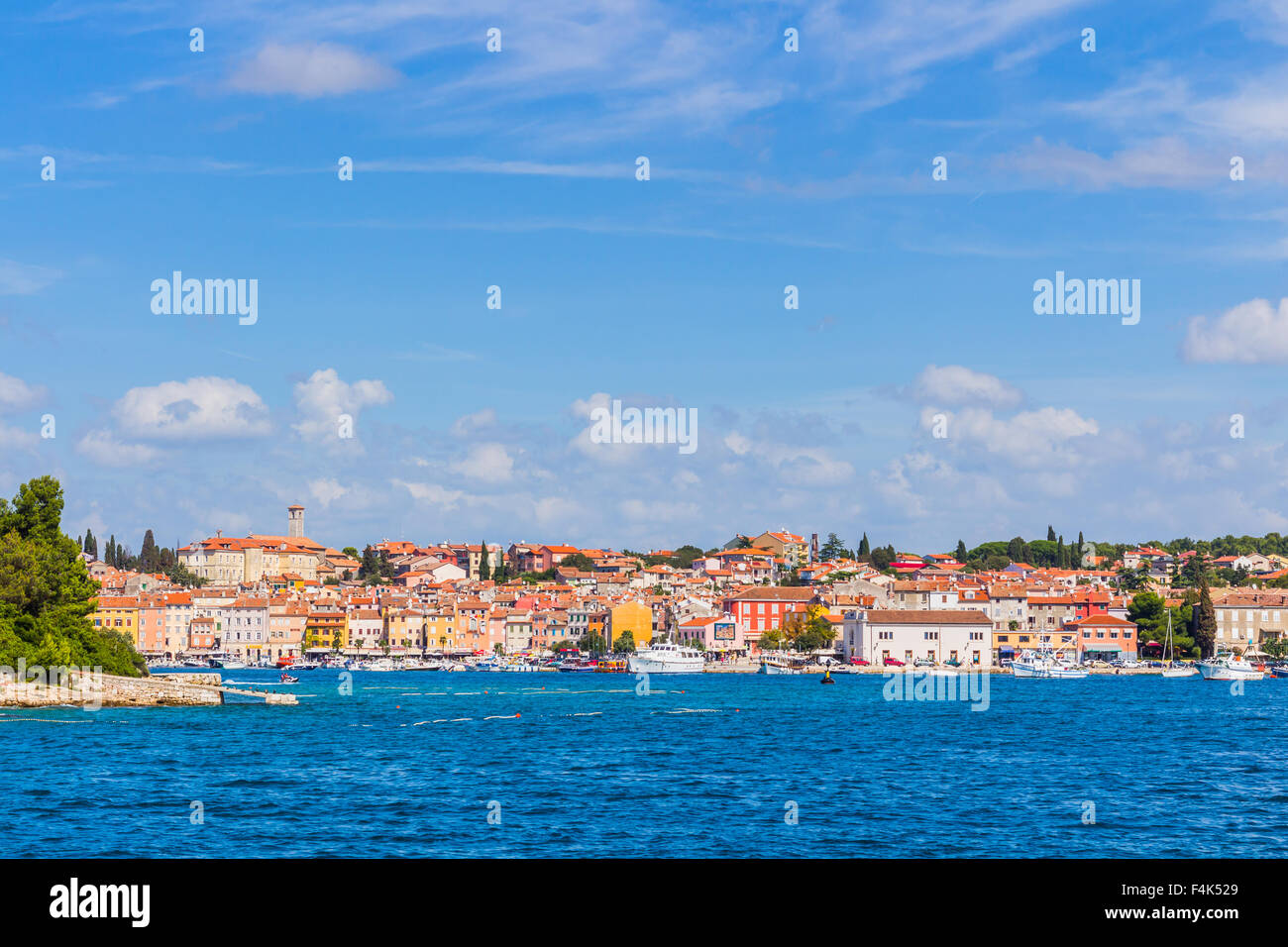 Panoramablick auf die Altstadt Rovinj vom Hafen. Halbinsel Istrien, Kroatien Stockfoto