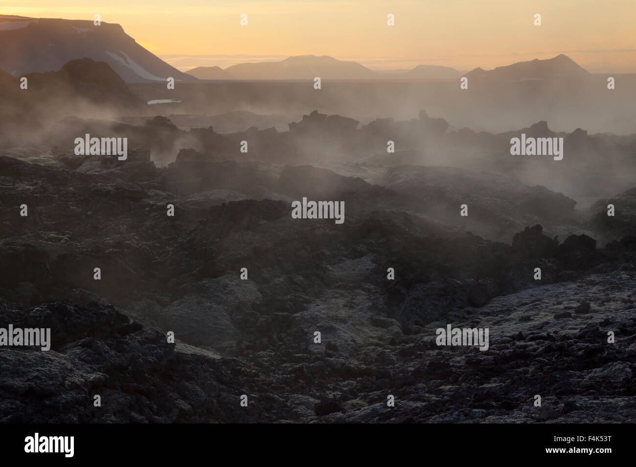 Sonnenuntergang über der schwelenden Lavafeld bei Leirhnjukur, Krafla-Vulkan, Myvatn, Nordhurland Eystra, Island. Stockfoto