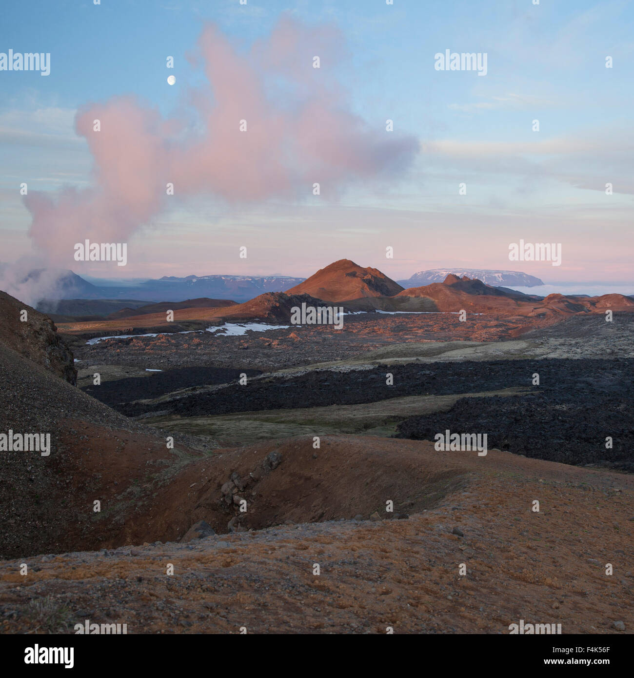 Dawn Mond über den schwelenden Lavafeld bei Leirhnjukur, Krafla-Vulkan, Myvatn, Nordhurland Eystra, Island. Stockfoto