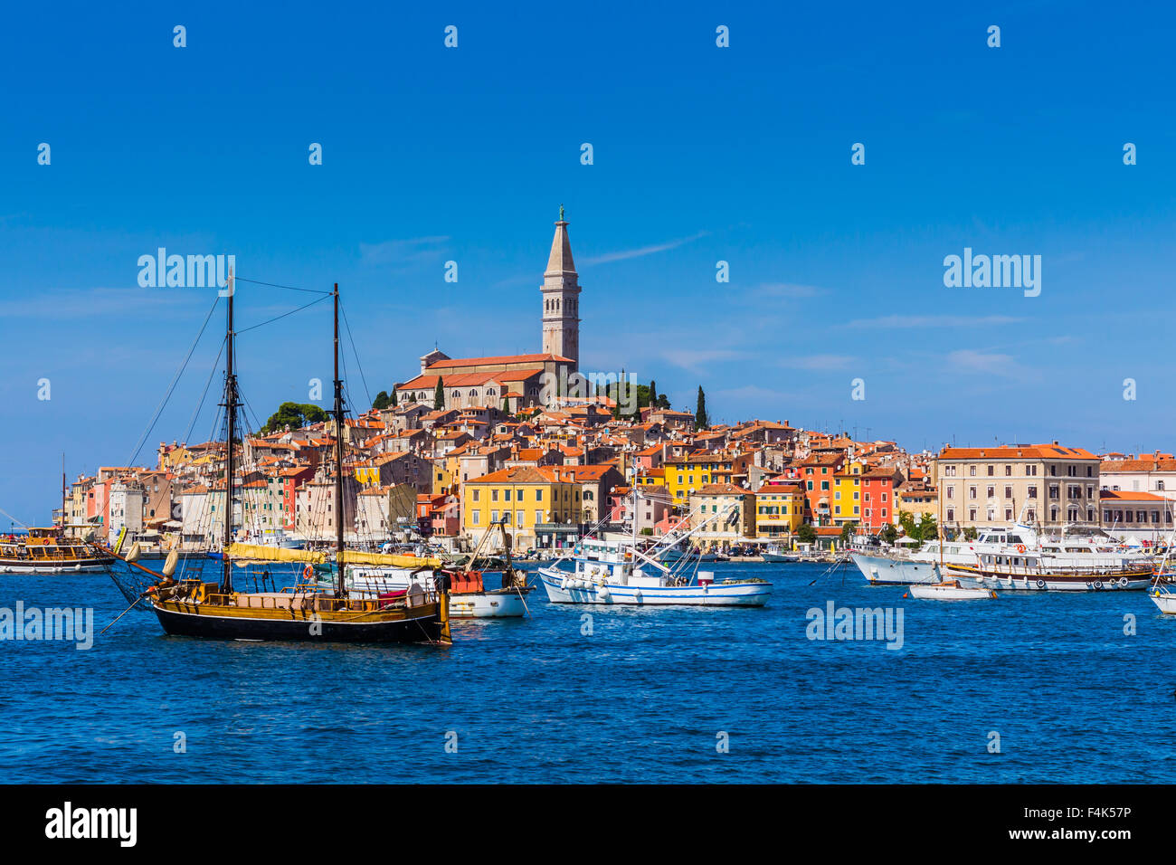 Panoramablick auf die Altstadt Rovinj vom Hafen. Halbinsel Istrien, Kroatien Stockfoto