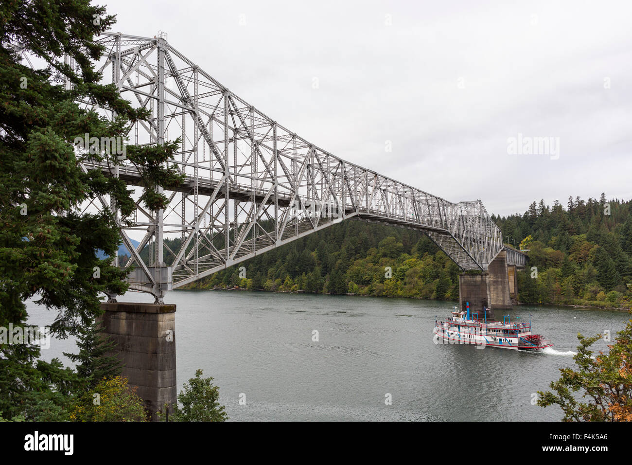 COLUMBIA RIVER GORGE, OREGON, USA - Raddampfer Columbia-Schlucht, ein Tourismus-Kreuzfahrt-Schiff, unterquert die Brücke der Götter. Stockfoto