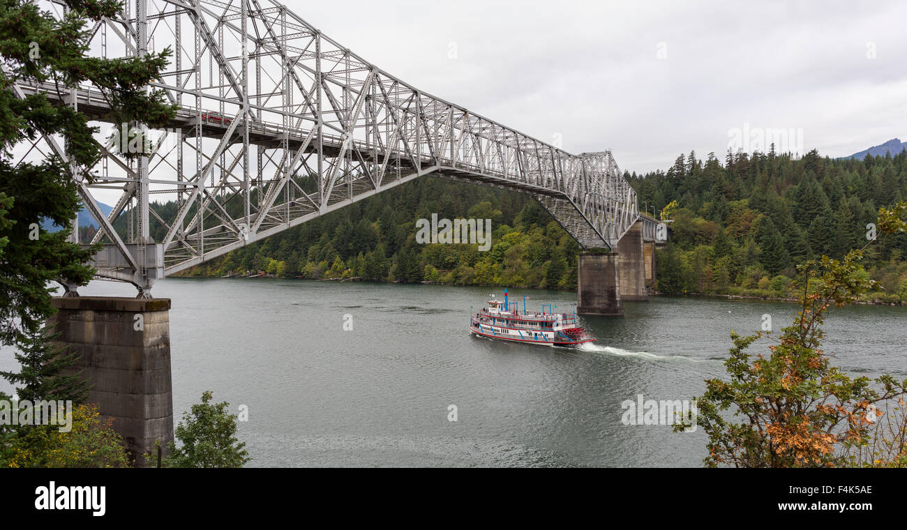 COLUMBIA RIVER GORGE, OREGON, USA - Raddampfer Columbia-Schlucht, ein Tourismus-Kreuzfahrt-Schiff, unterquert die Brücke der Götter. Stockfoto
