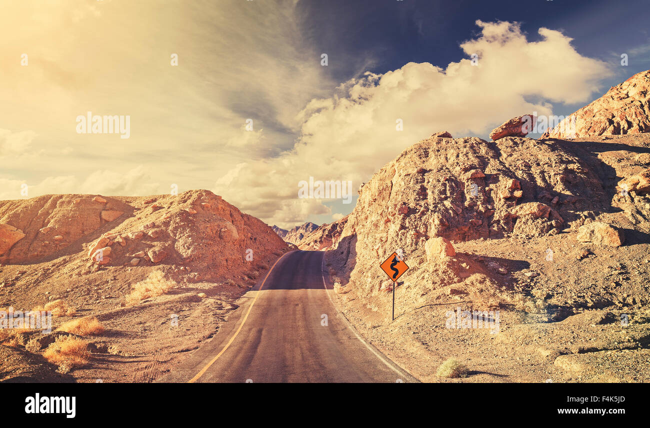 Alte Film Retro stilisierte felsigen Wüstenstraße, USA. Stockfoto