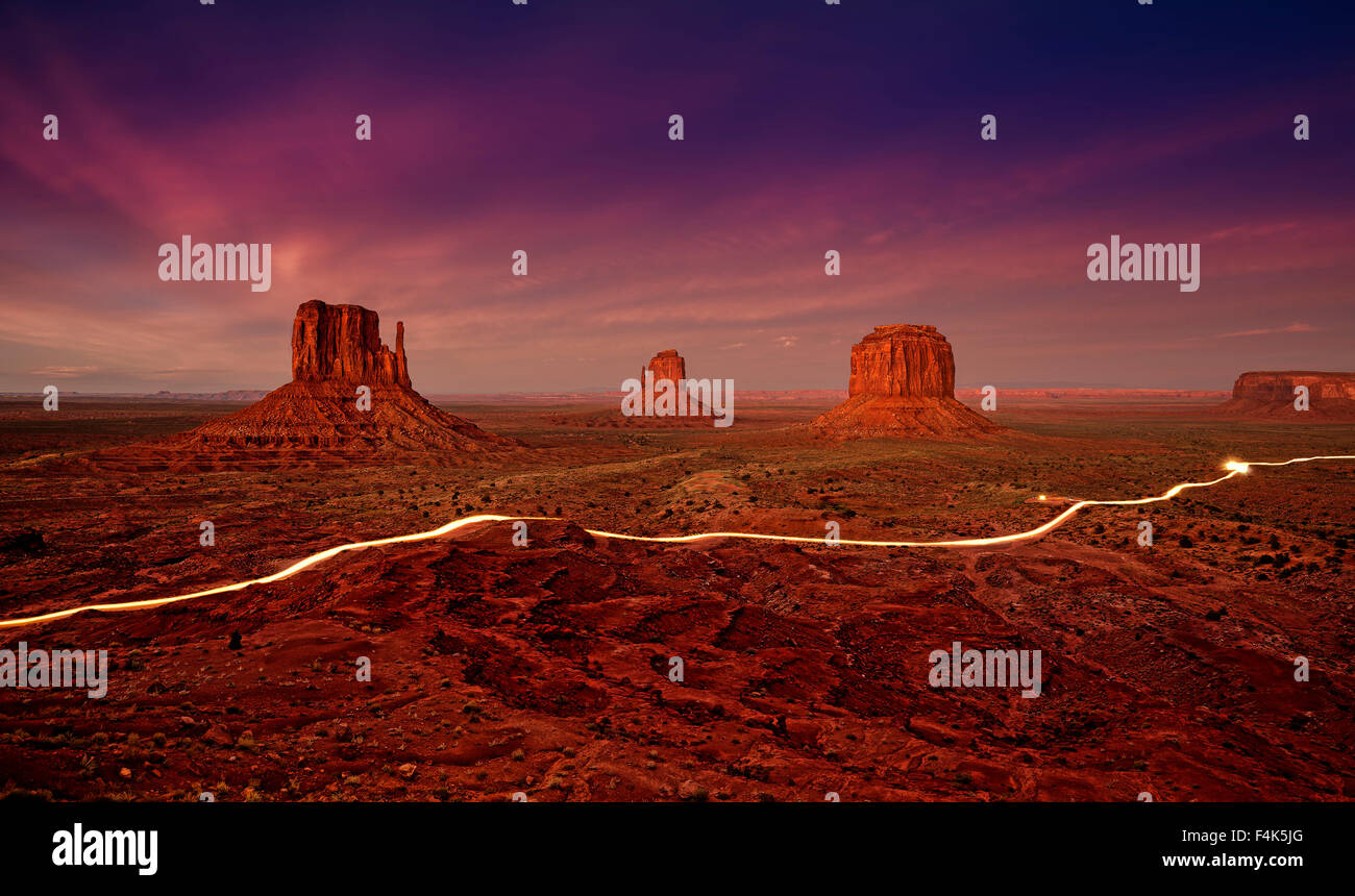 Auto Lichter Wanderwege im Monument Valley in der Nacht, USA. Stockfoto
