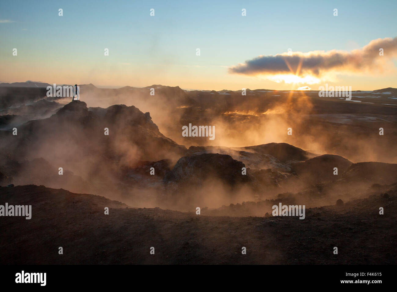 Dawn Wanderer inmitten der schwelenden Lavafeld bei Leirhnjukur, Krafla-Vulkan, Myvatn, Nordhurland Eystra, Island. Stockfoto