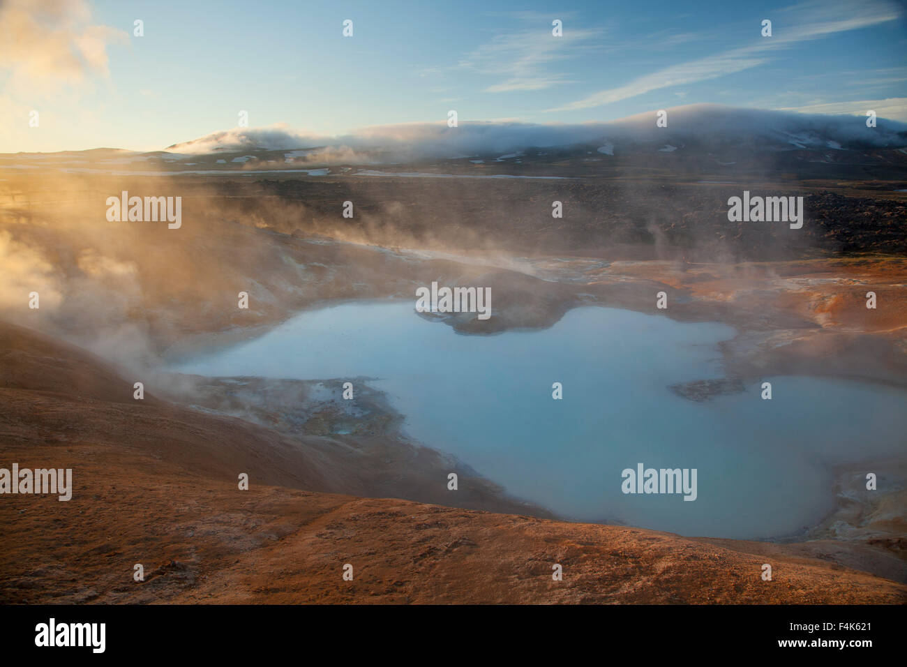 Morgendämmerung über einen vulkanischen Mineral Pool an Leirhnjukur, Krafla-Vulkan, Myvatn, Nordhurland Eystra, Island. Stockfoto