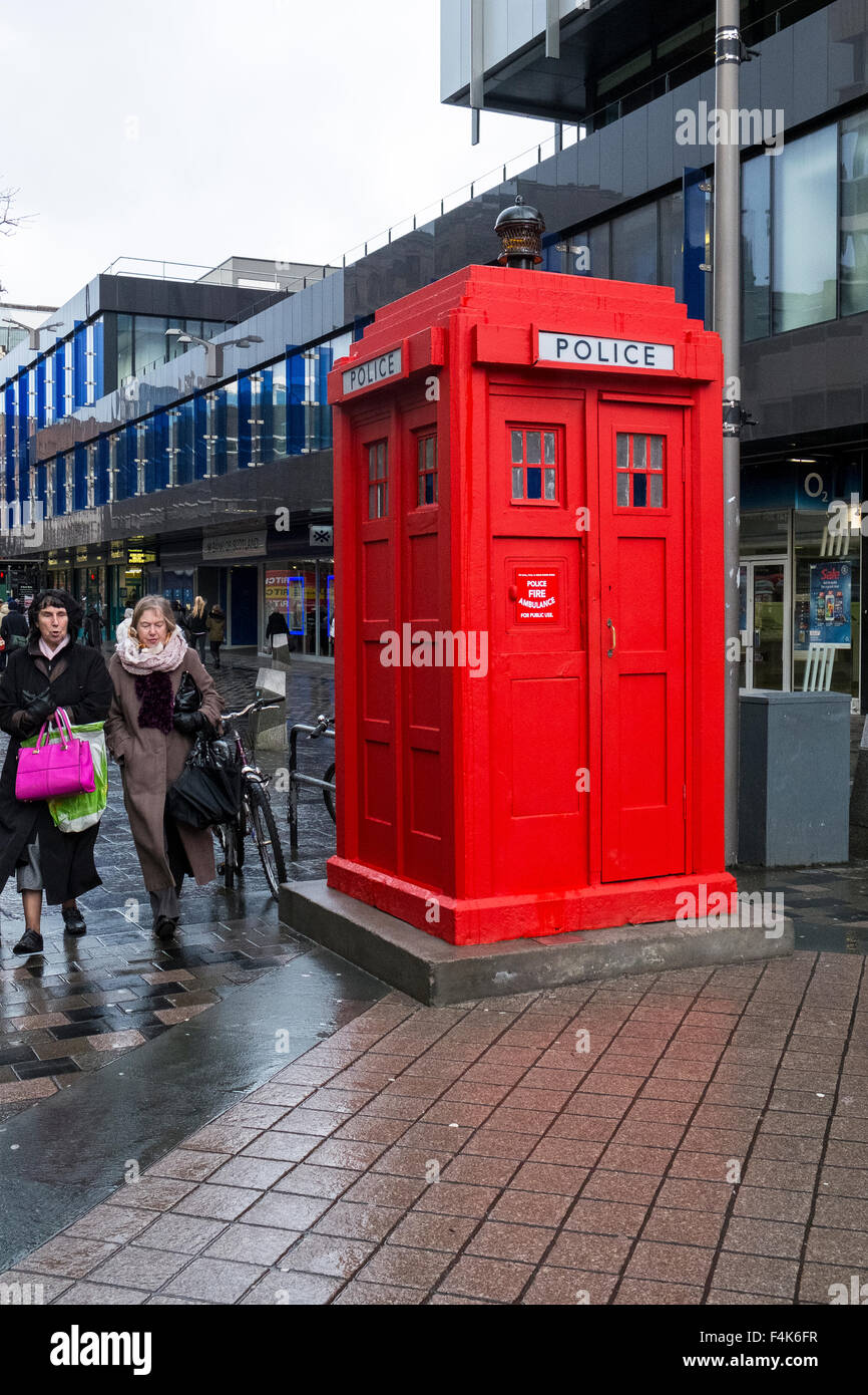 rote Polizei Telefon Box Hautpstraße Schottland, Vereinigtes Königreich Stockfoto