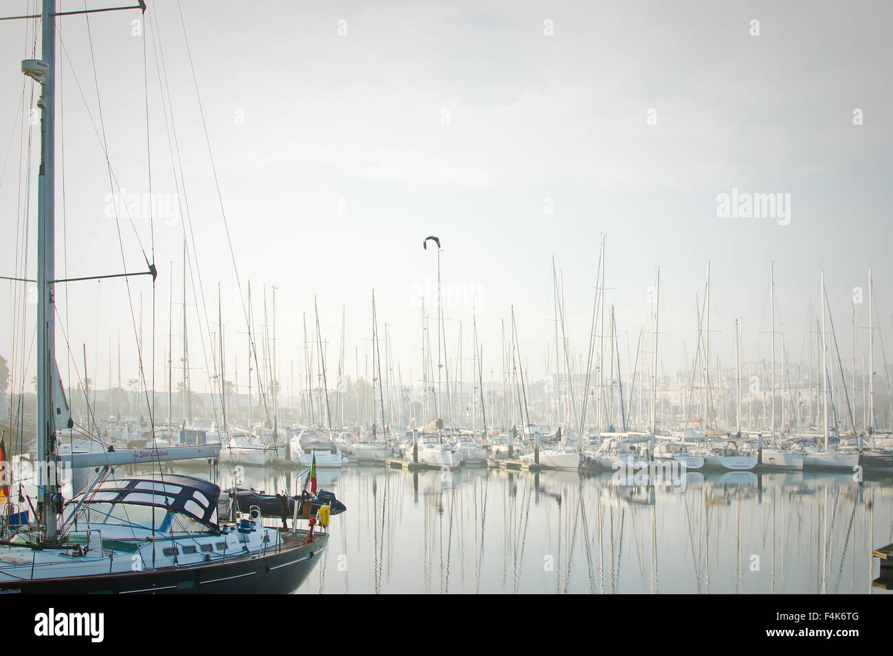 Marina de Lagos, Lagos, Algarve, Portugal, 16 / 10 / 2015. Boote vertäut in einem dichten Nebel in der Marina. Stockfoto