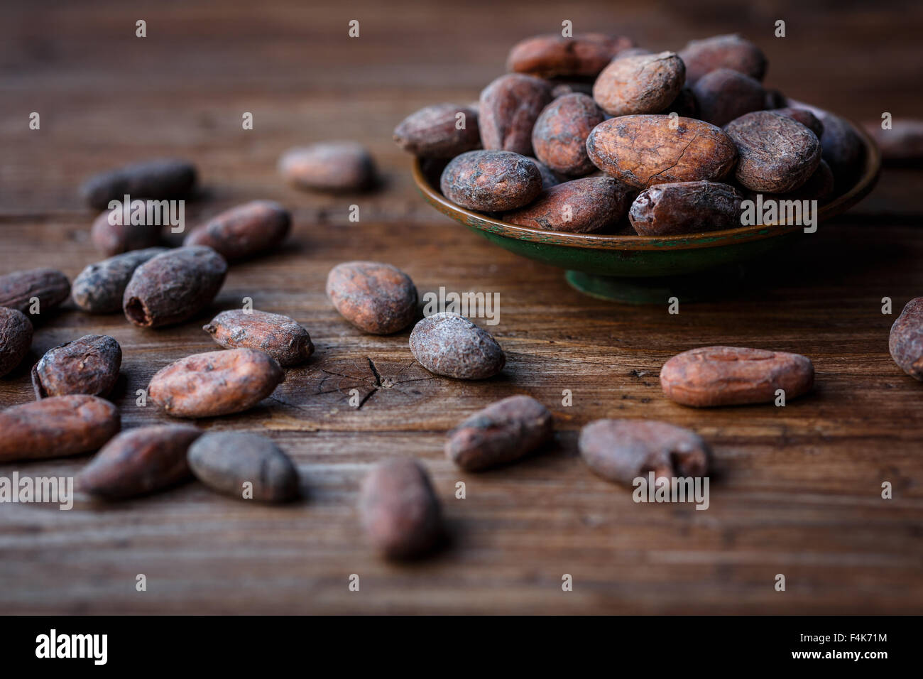 Kakao-Bohnen in eine Schüssel geben Stockfoto