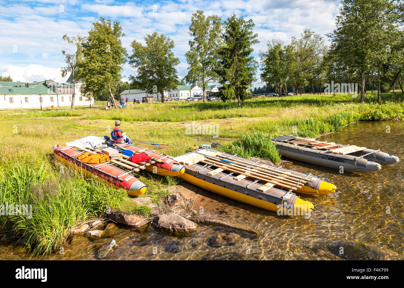 Sport-Katamarane auf die Ufer des Sees Valdai in sonnigen Tag Stockfoto