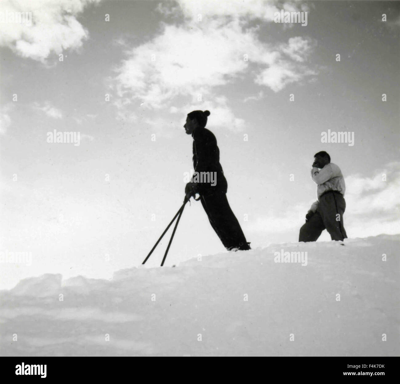 Zwei Skifahrer auf der Piste, Italien Stockfoto