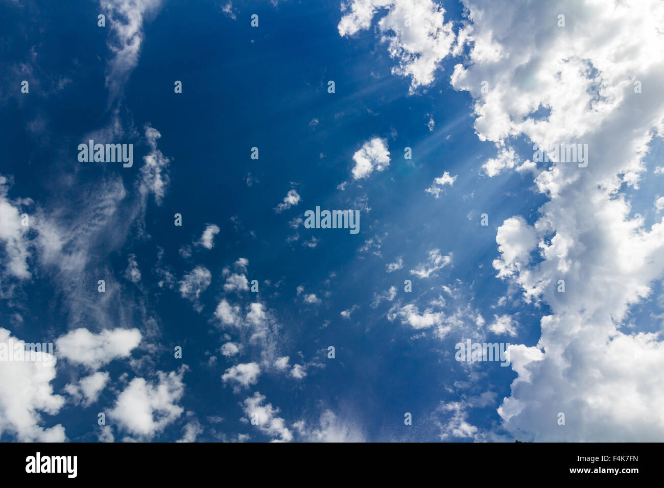 Schönen Himmel mit Wolken und Sonne Stockfoto