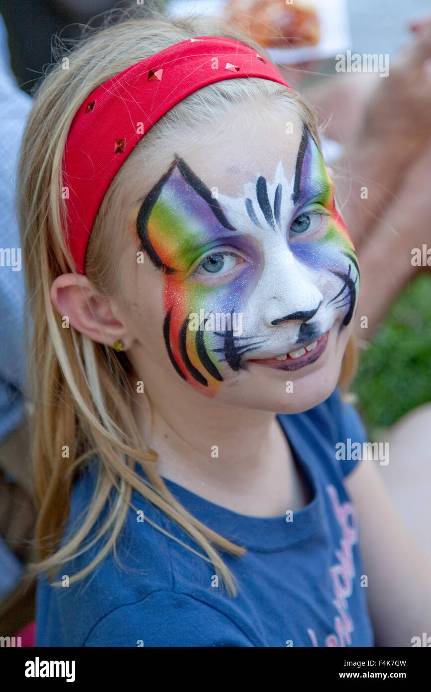 Junges Mädchen mit Gesicht gemalt wie eine bunte Katze am Grand Old Tag Straßenfest. St Paul Minnesota MN USA Stockfoto