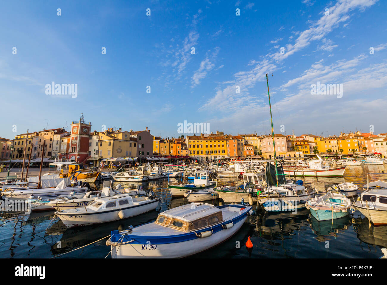 Kleine Boote in den Hafen der venezianischen Altstadt, Rovinj, Kroatien Stockfoto