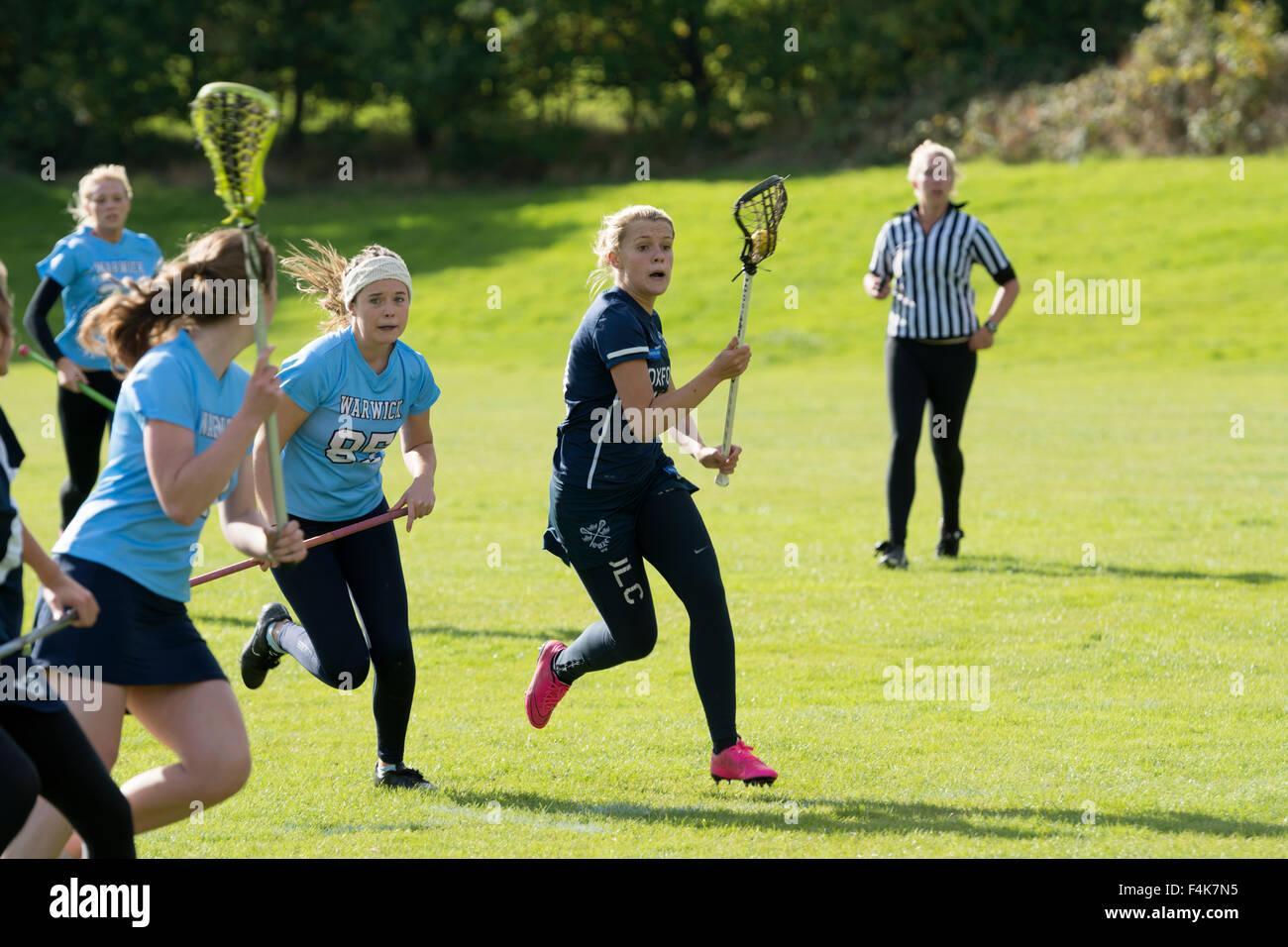 Hochschulsport - Damen-Lacrosse-Spiel an der Universität Warwick, UK Stockfoto