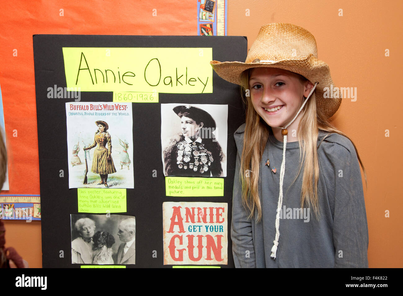 Kostümierte Mädchen Alter 12 Stände von Annie Oakley angezeigt, um ihren Platz in der Geschichte Horace Mann School St.Paul Minnesota MN USA auszuleben Stockfoto