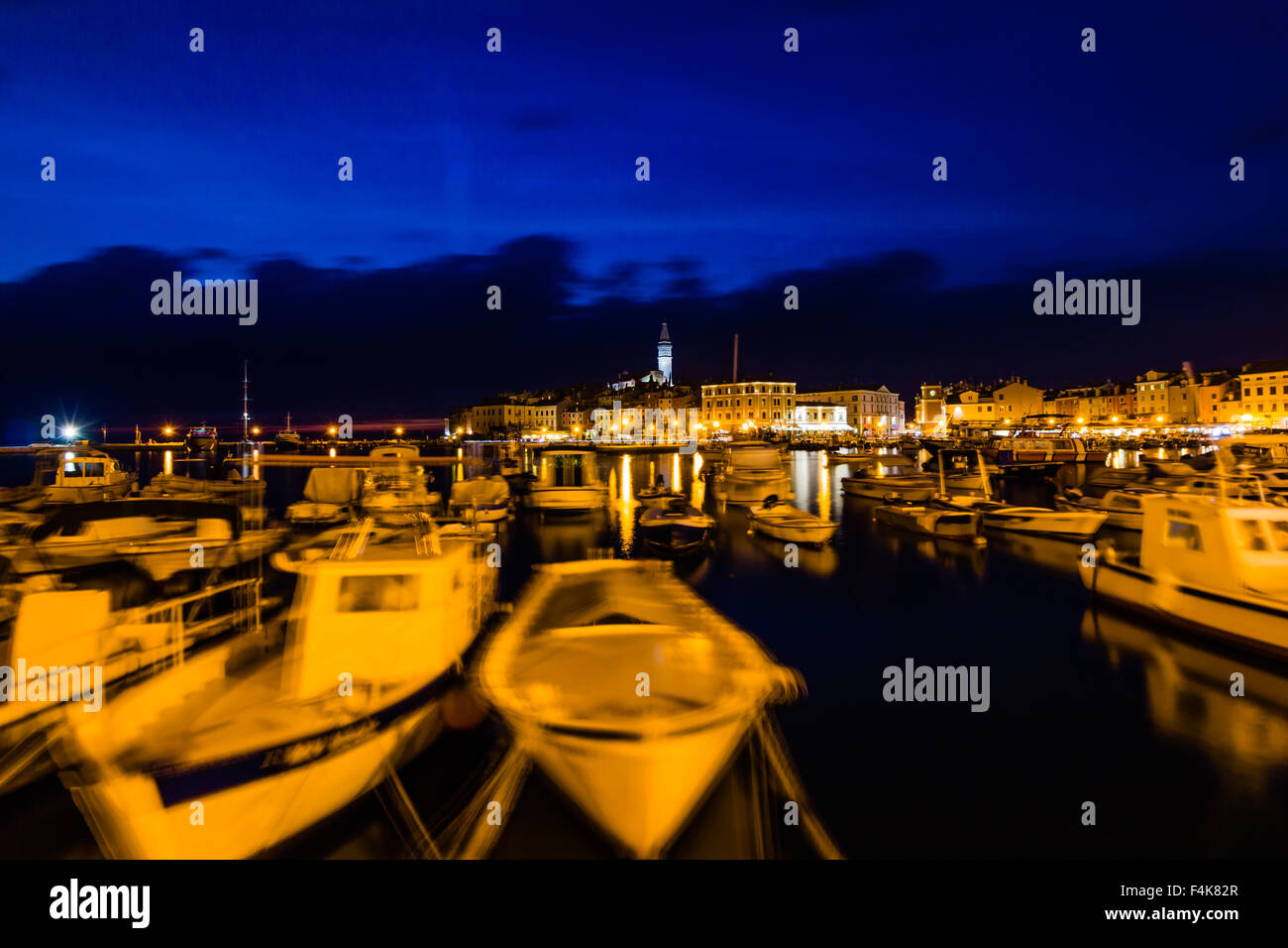 Kleine Boote in den Hafen der venezianischen Altstadt, Rovinj, Kroatien Stockfoto