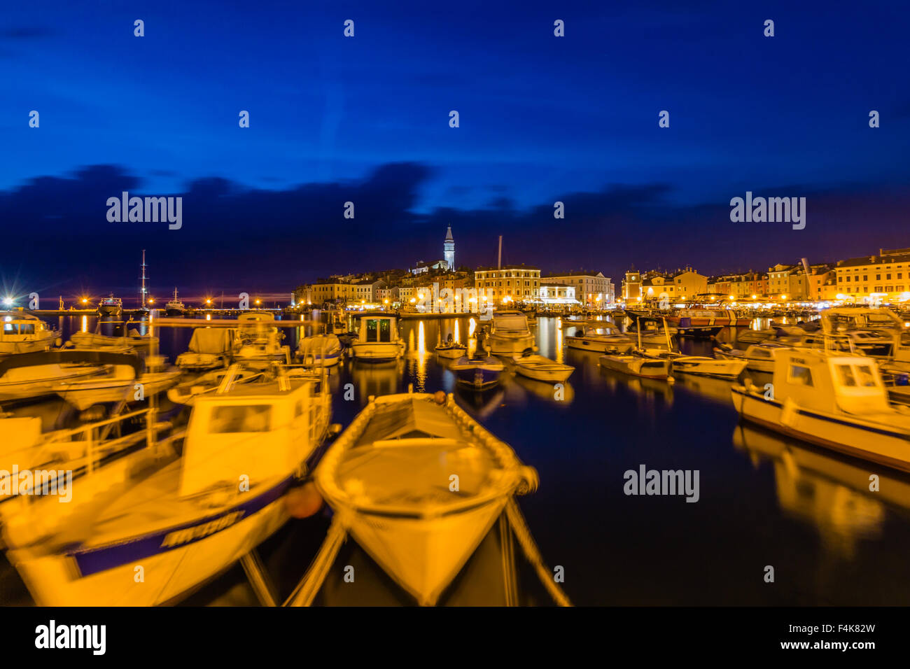 Kleine Boote in den Hafen der venezianischen Altstadt, Rovinj, Kroatien Stockfoto