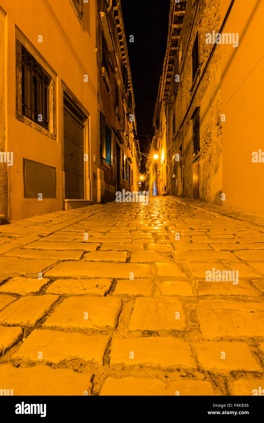 Gasse in der Altstadt von Rovinj, Kroatien Nacht Stockfoto