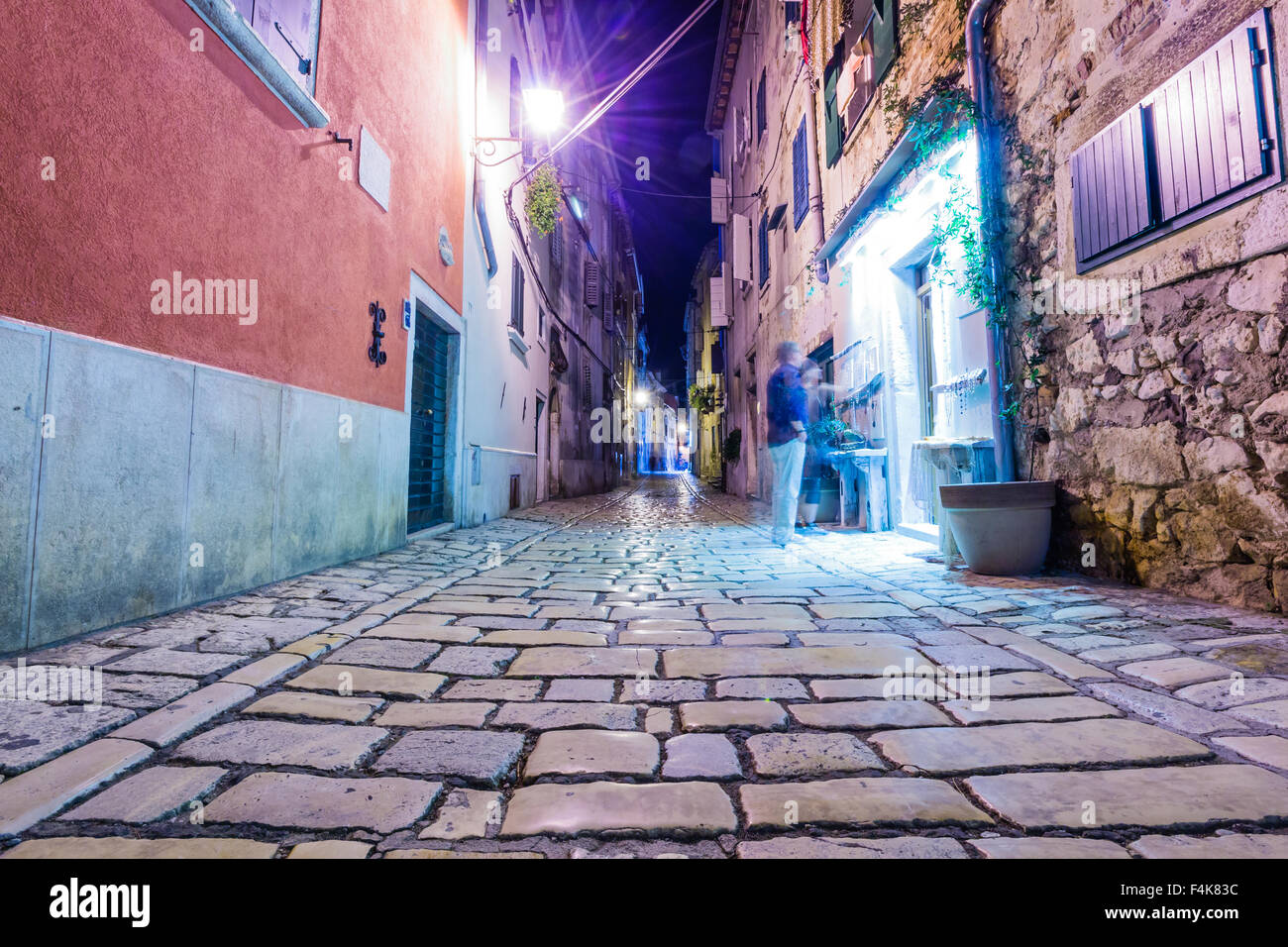 Gasse in der Altstadt von Rovinj, Kroatien Nacht Stockfoto