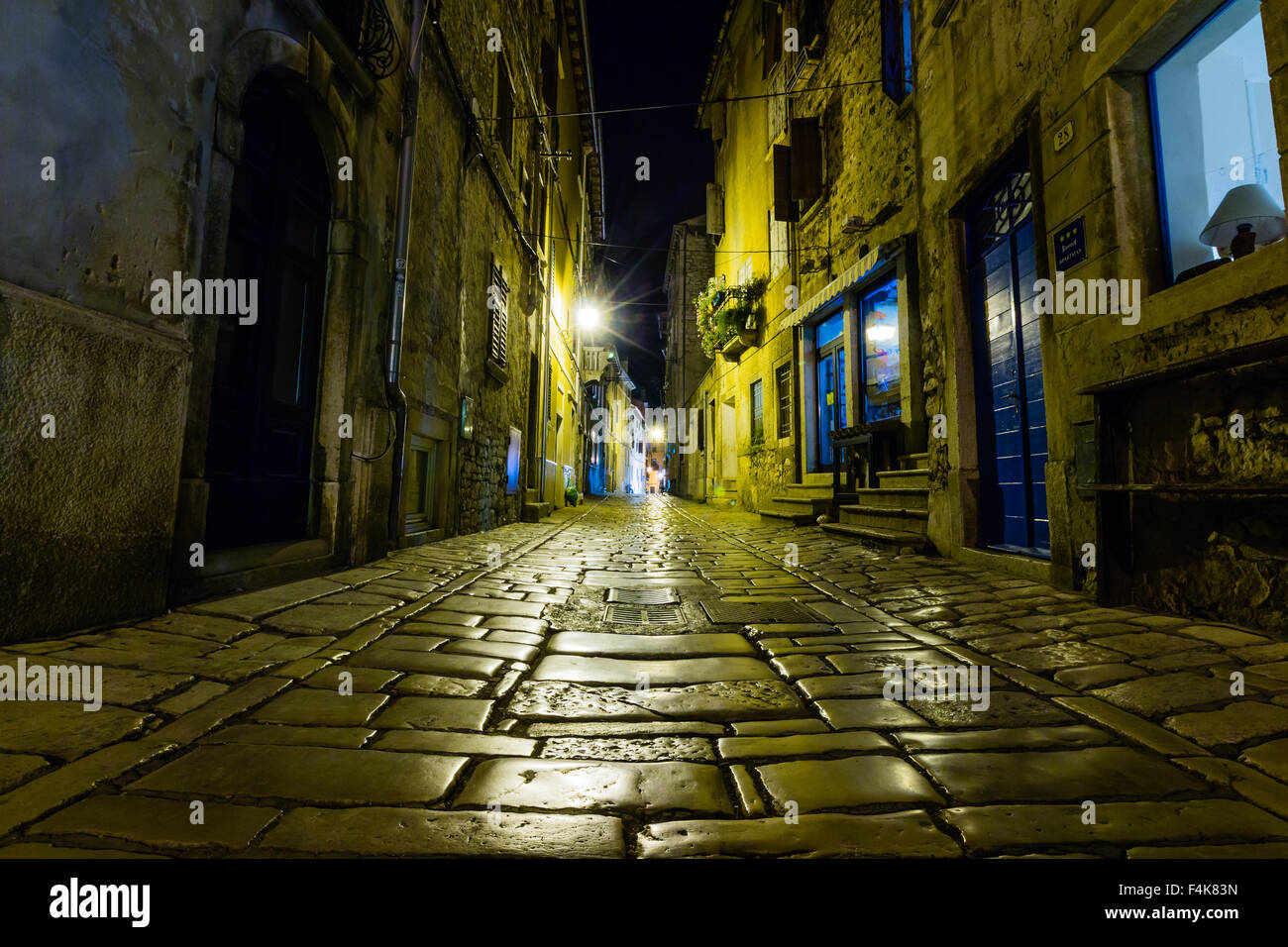 Gasse in der Altstadt von Rovinj, Kroatien Nacht Stockfoto