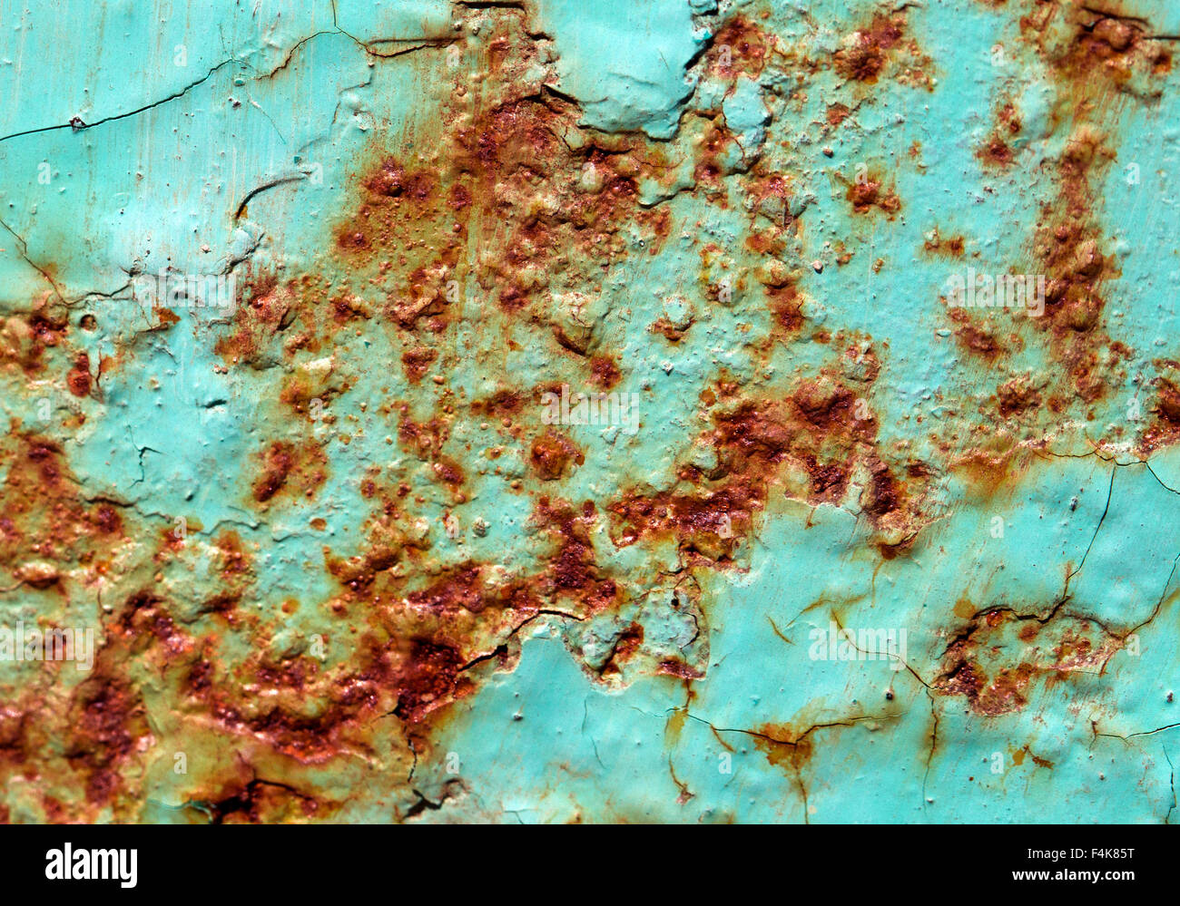 Abblätternde Farbe und Rost an einer Wand in Nahaufnahme Stockfoto