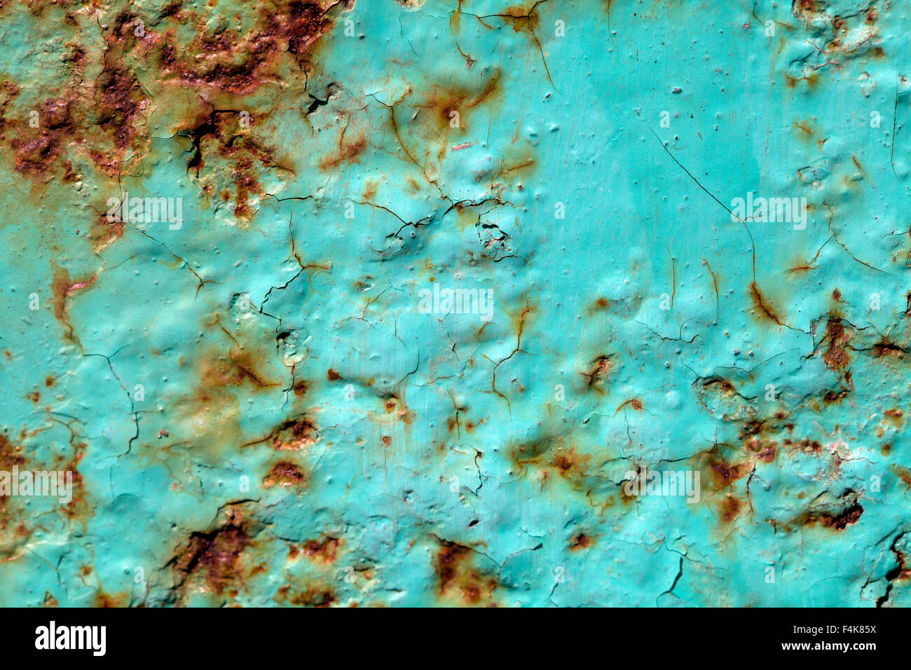 Abblätternde Farbe und Rost an einer Wand in Nahaufnahme Stockfoto